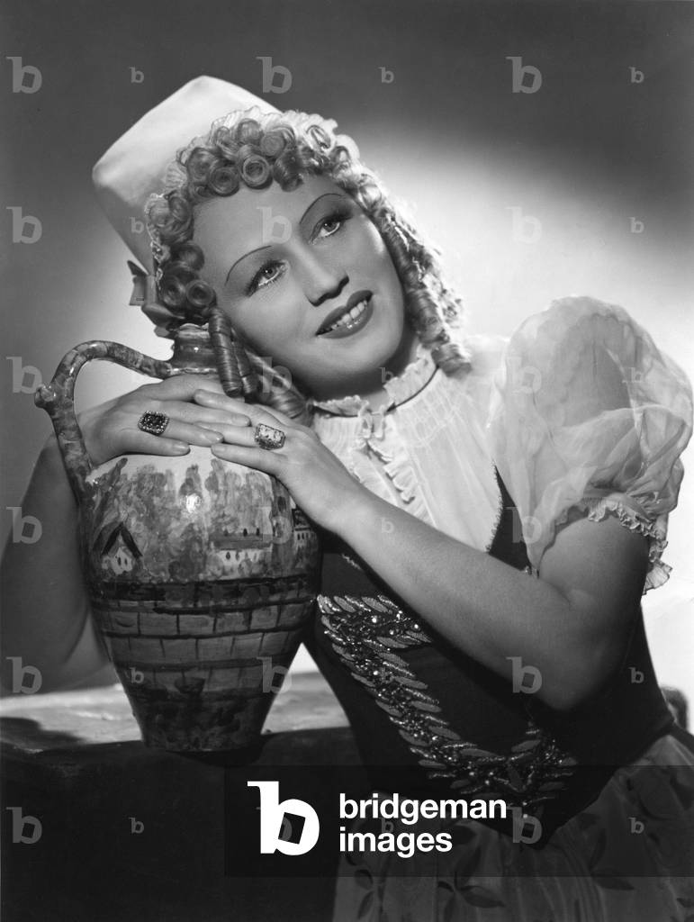 Erna Sack - German soprano. With easter egg. b. 20 March 1910