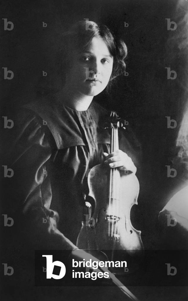Stefi Geyer, Hungarian violinist. Shown with her violin.