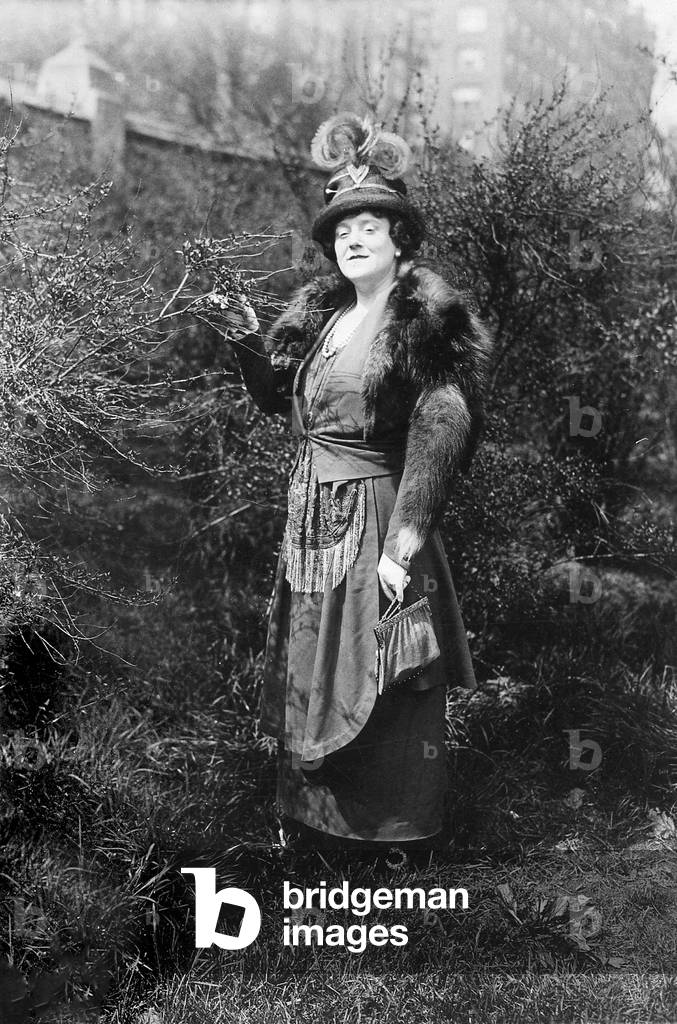 Frieda Hempel. Photograph of the German soprano in a garden. 26th June 1885 - 7th October 1955.