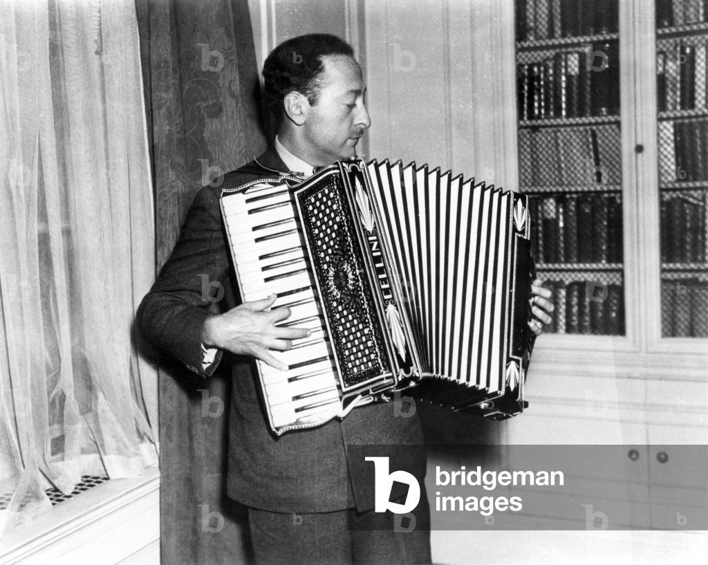 Jascha Heifetz playing the accordion - Russian American violinist, 2 February 1901 - 10 December 1987