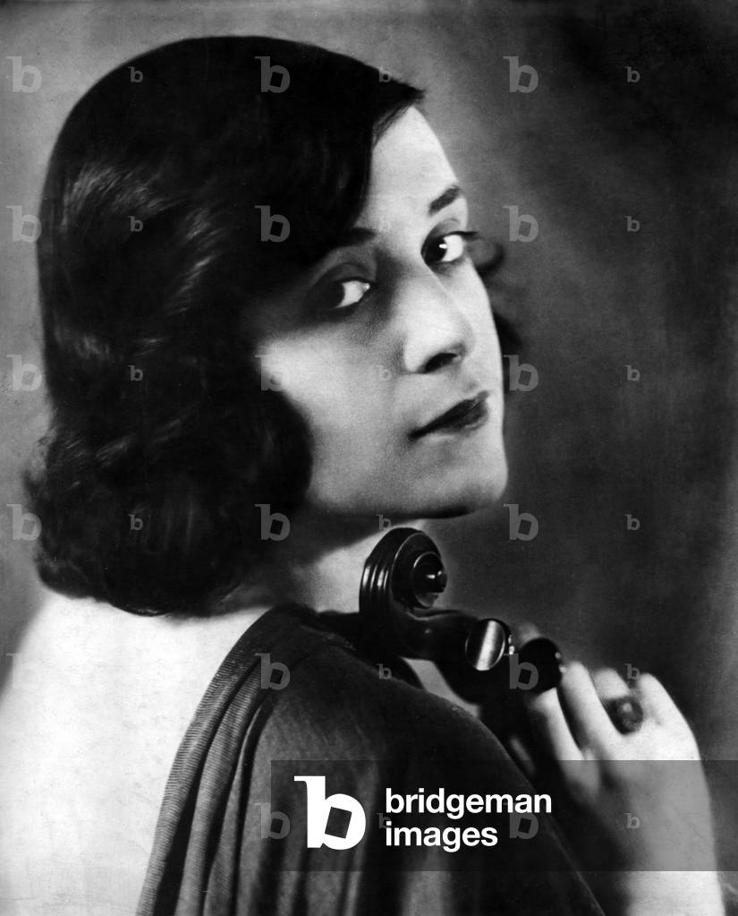 Edith Lorand, Hungarian violinist and bandleader. 17 December 1898 - 23 November1960.