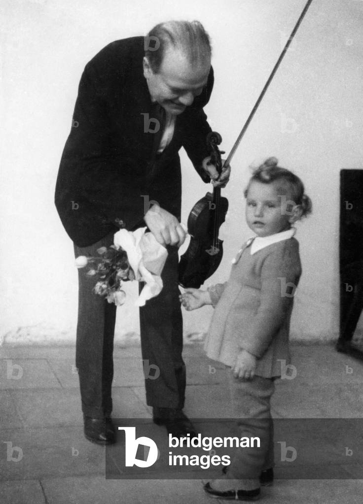 Bronislaw Huberman, with child prodigy Zipporah Szulc