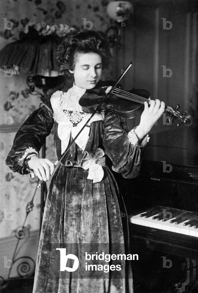 Marie Hall, English violinist c 1904