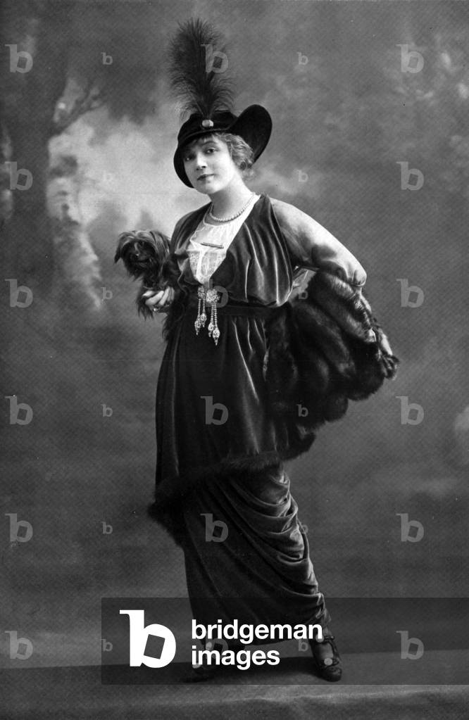 Comedian Jane Sabrier, dressed by Bourniche, photo from french paper 