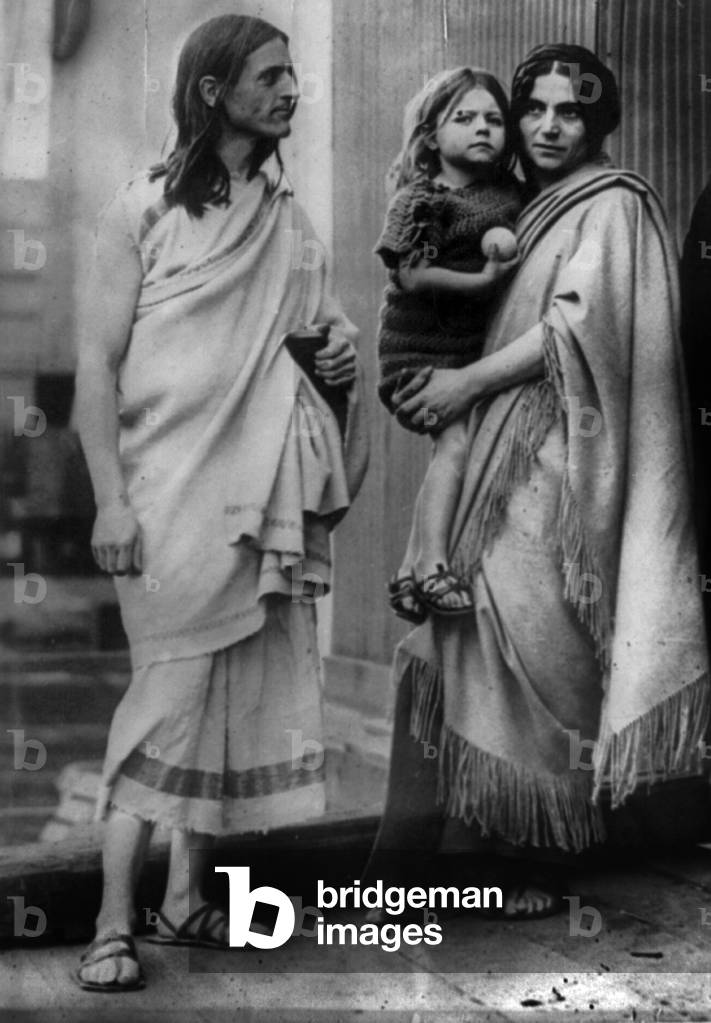 Raymond Duncan with is wife and child, 1912 (photo)
