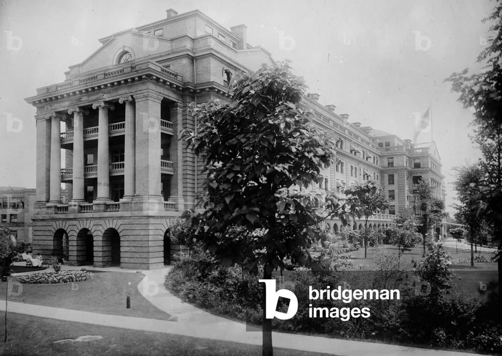 The Battle Creek Sanitarium, in Battle Creek, Michigan, USA, based on the health principles advocated by the Seventh-day Adventist Church, opened in 1866: here c. 1910