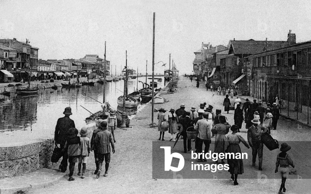 fishermen on the pier in Palavas les Flots, Postcard, c. 1910