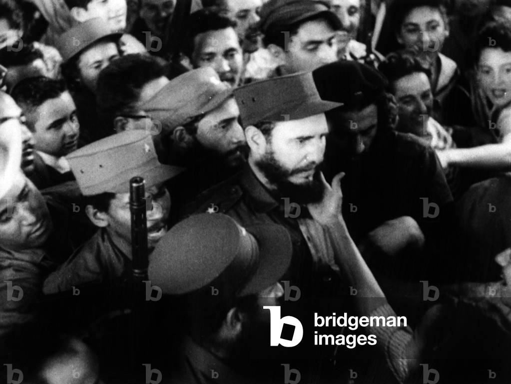 Fidel Castro greeted by the crowd in Cuba, 1959  (photo)