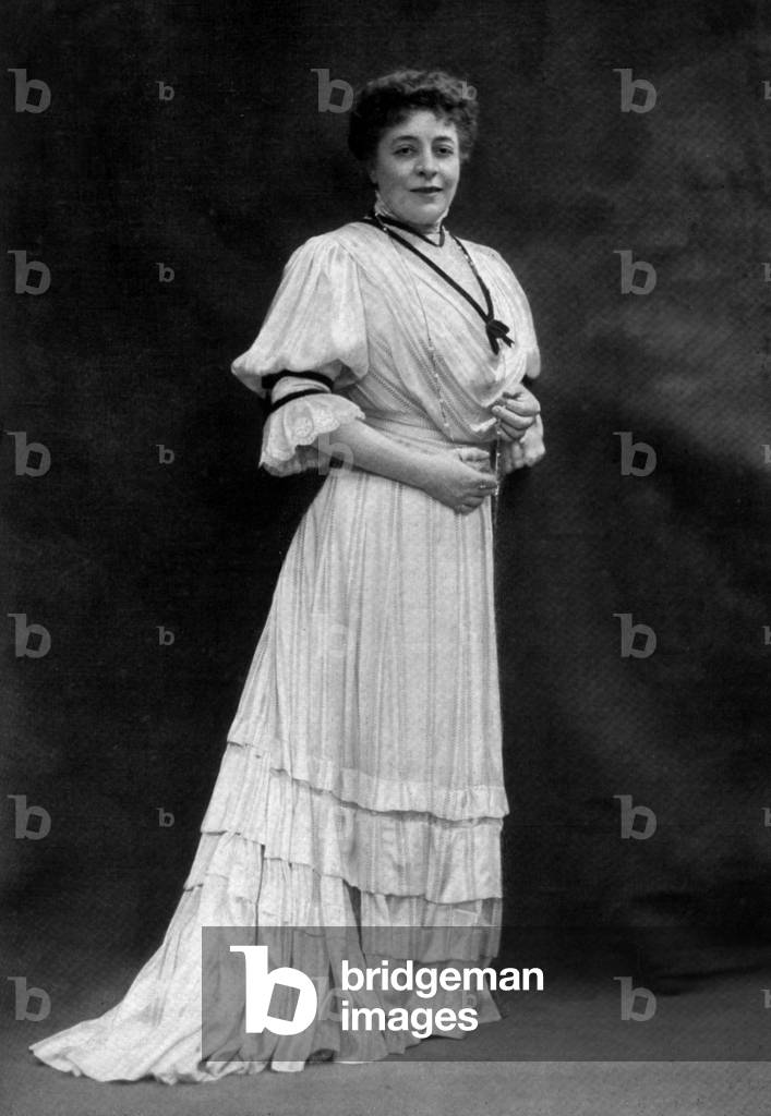 Mme A Judic in the role of Mme Trevoux in the play Le ruisseau au theatre du vaudeville photo Paul Boyer Extracted from Le theatre de Mai 1907