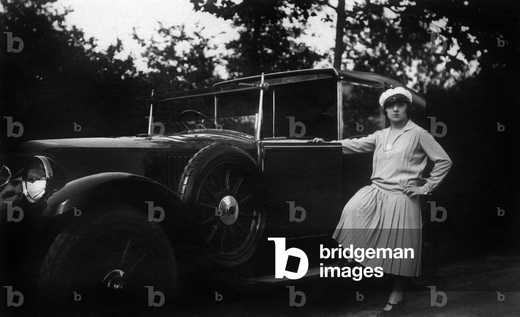 Woman taxi driver near her Renault  car, c. 1921 (photo)