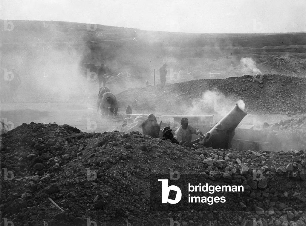 French soldiers in trench with big gun, Champagne area, c. 1915 (photo)