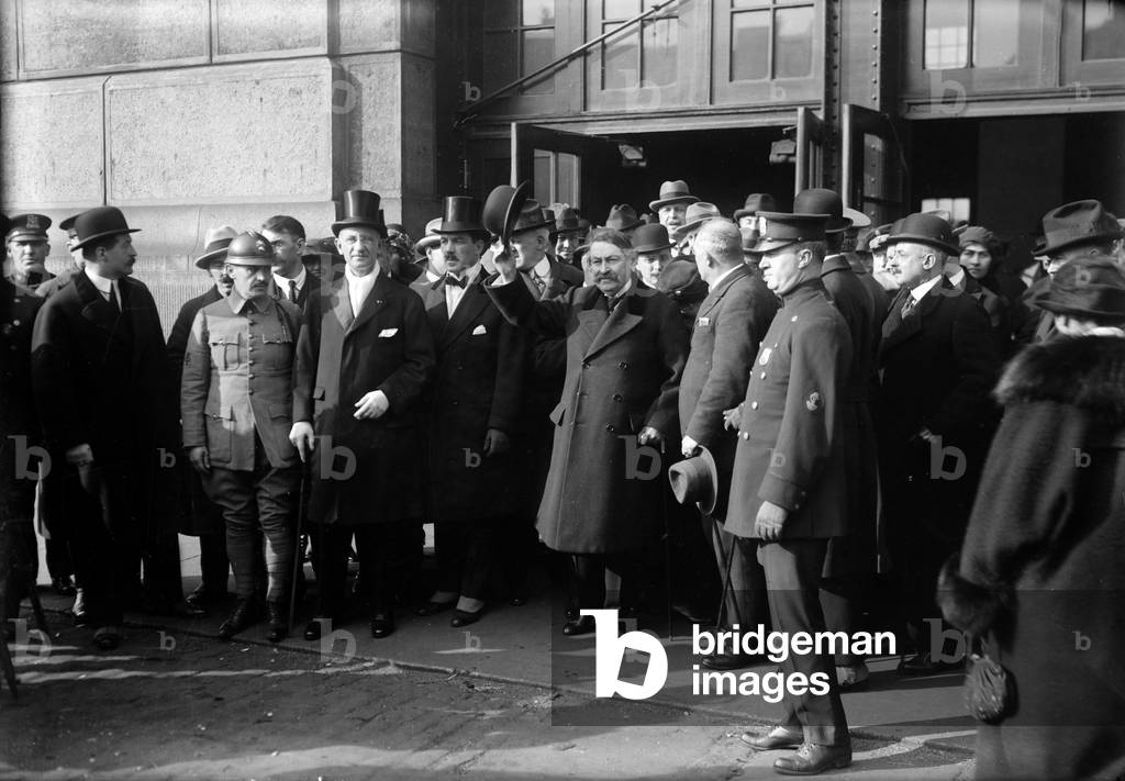 Aristide Briand arriving in New York for conference about disarmement, 1921 (photo)