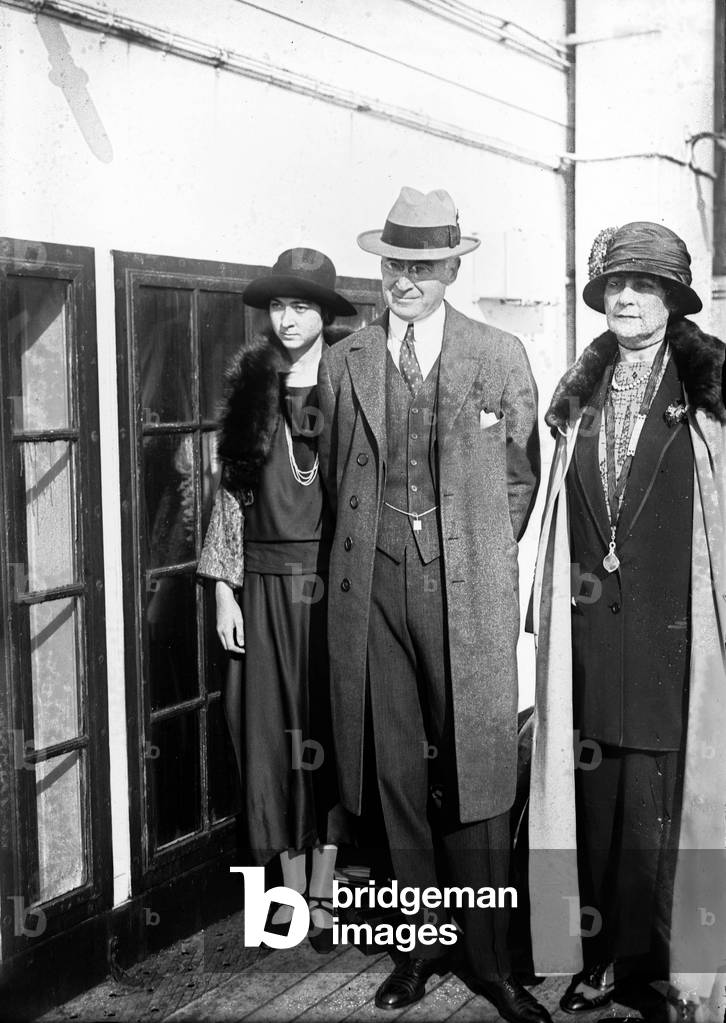 Bernard Baruch with wife and daughter,c.1925 (photo)