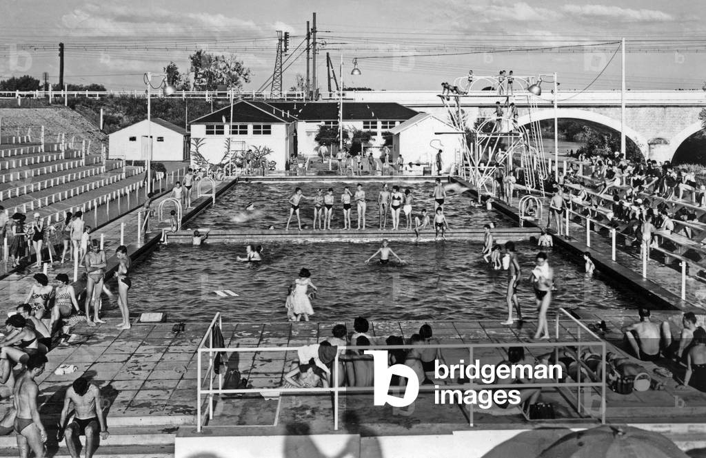 Tours, France: swimming pool, Postcard, c. 1954
