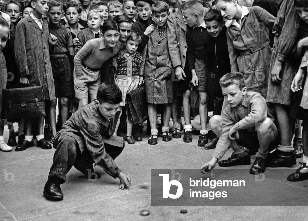 Children playing quoit for their last day of holidays, september 16, 1954