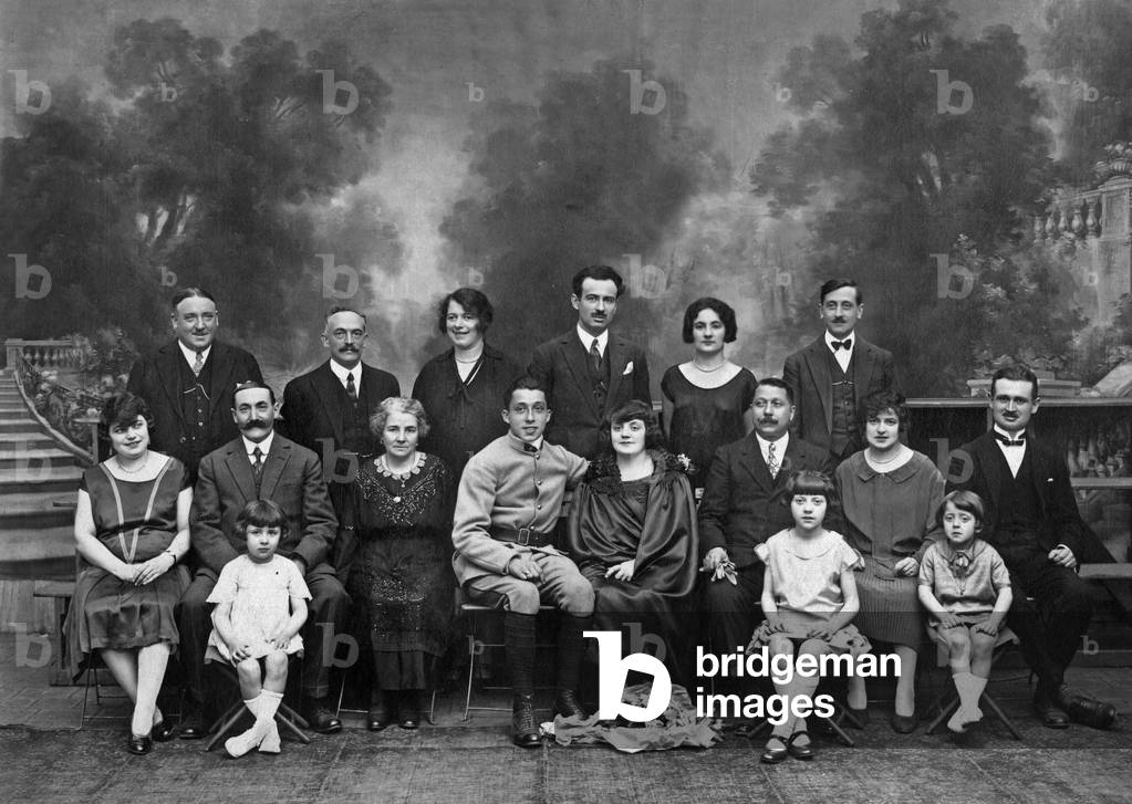 Reunion of four generations of Parisian bourgeois in 1930 (photo)