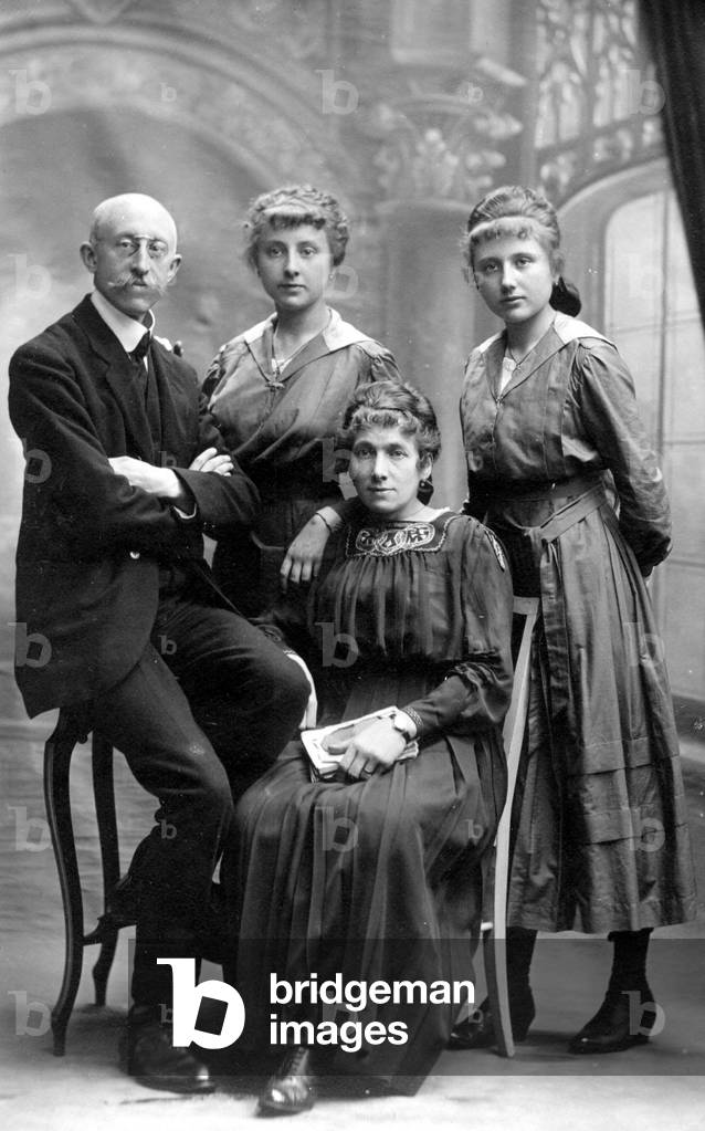 family picture c.1910 in France, photo-card