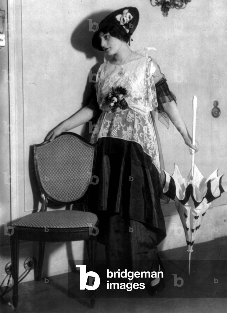 Women's fashions: Paquin race gown, 1914