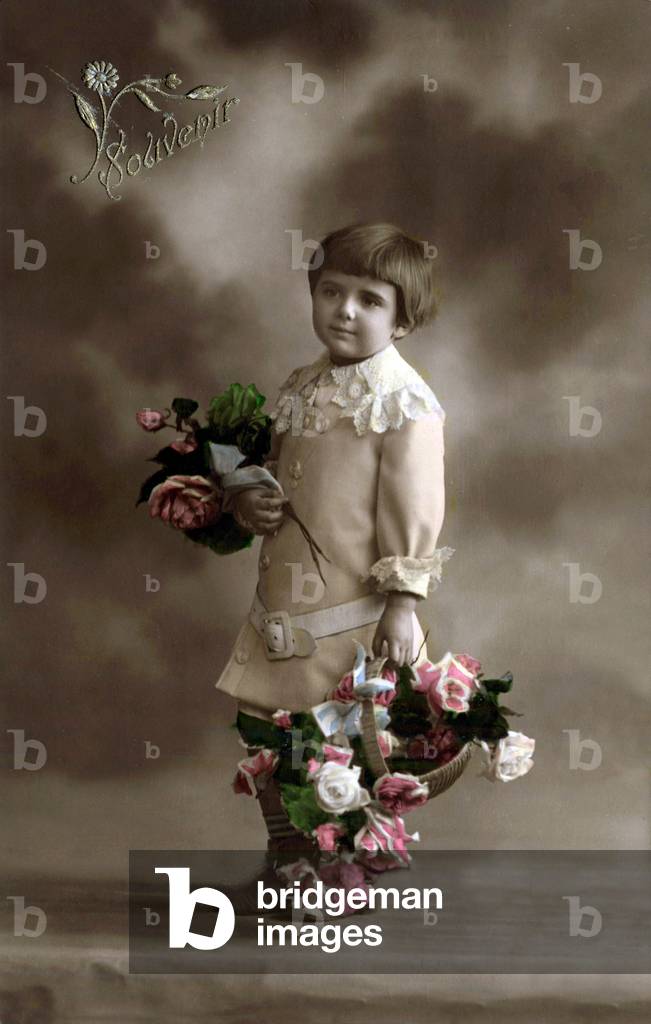memory, child carrying a basket of flowers, french Postcard, c. 1916