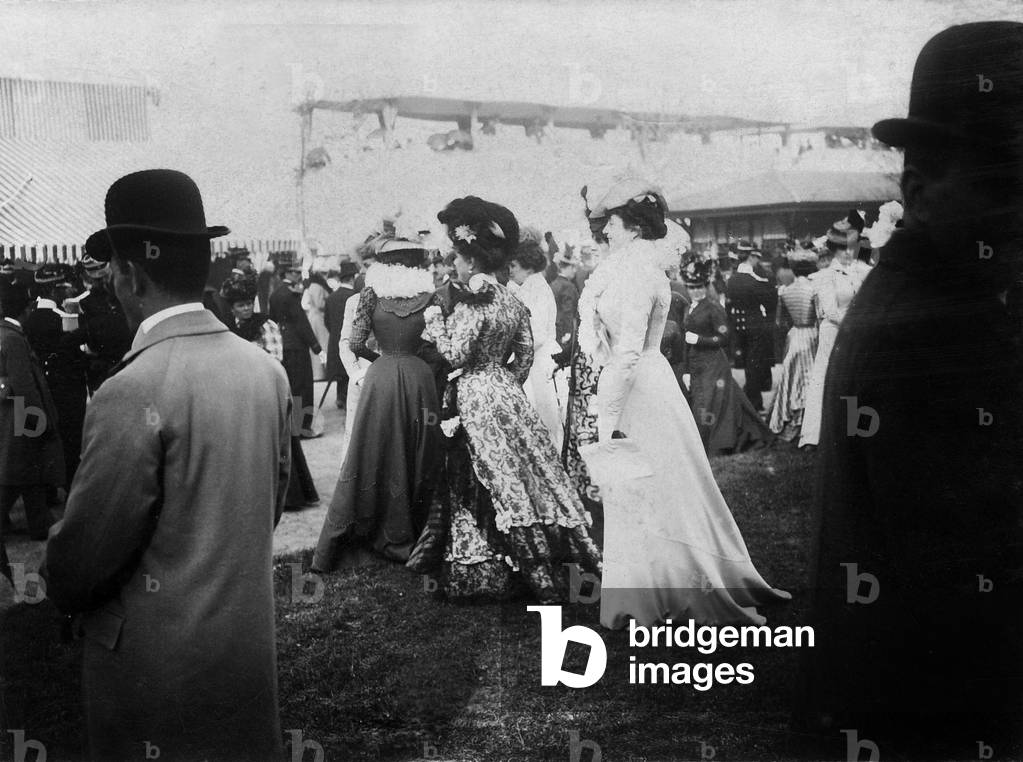 Women at race horse in Lyon (France) may 7, 1899