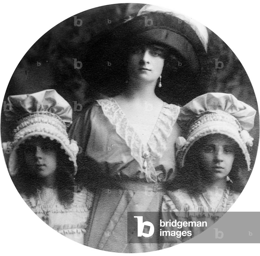 Helen Margaret Kelly (1884-1852) wife of Franck Jay Gould with her daughters (twin sisters) Helen Gould and Dorothy Gould (1904-1969) c. 1914