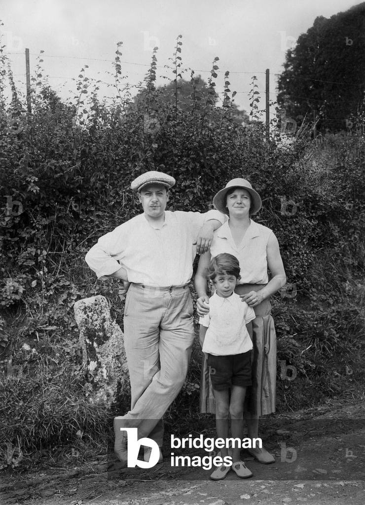 Parents with their daughter, c. 1925 (photo)