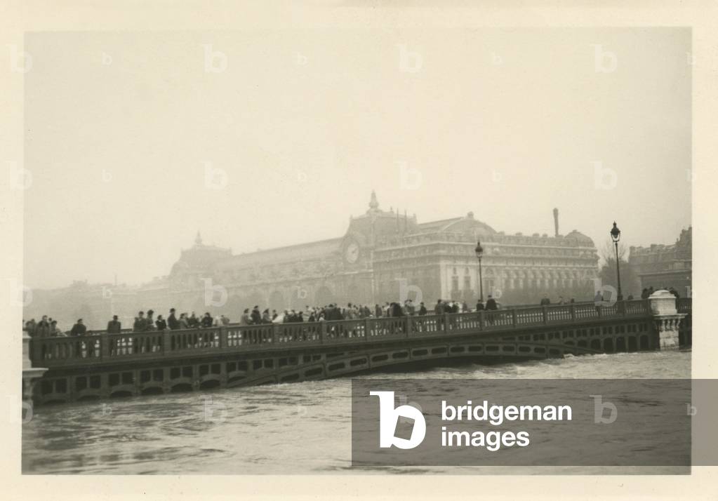 The swelling of the Seine river in Paris, 1955: the Solferino birdge and the Orsaystation