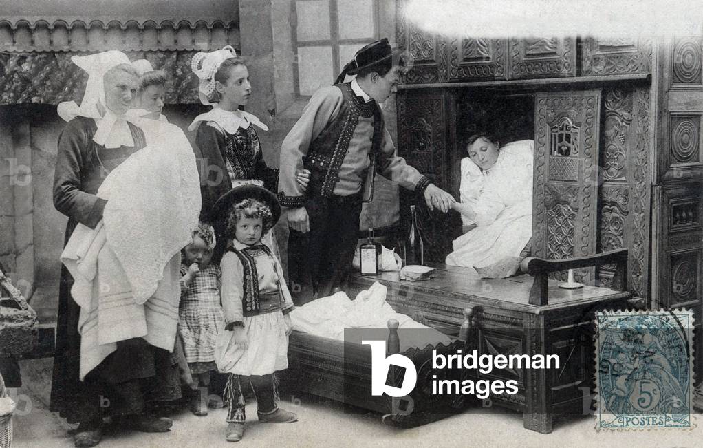 Around the closed bed: departure for the christening, Postcard, c. 1903