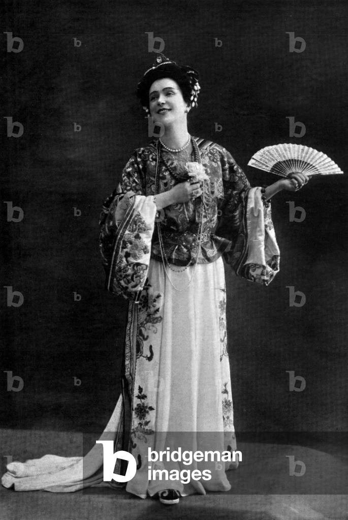 French comedian Jeanne Thomassin as Si Si in play 