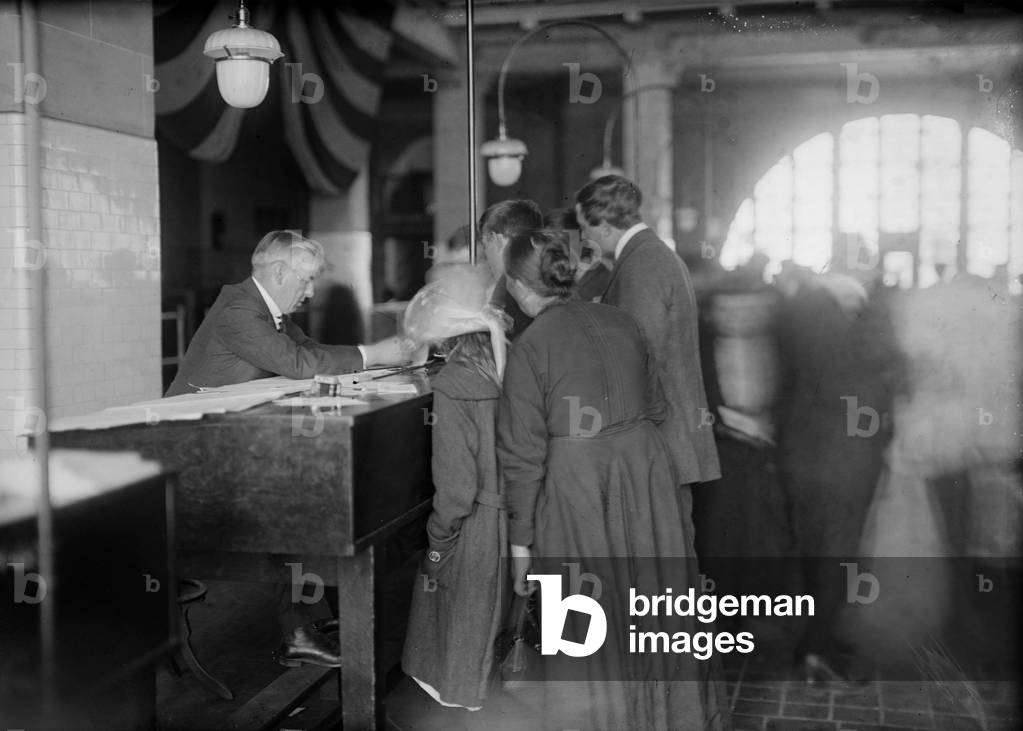 Examination Ellis Island, New York, c. 1910