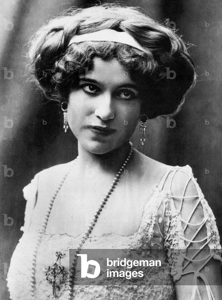 Dorothea (Dorothy) A. MacVane, american opera singer, spy for France, c. 1900