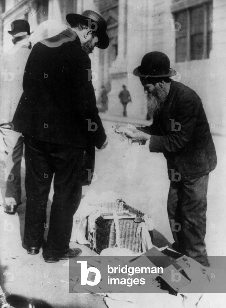Jewish peddler, New York c. 1900 (photo)