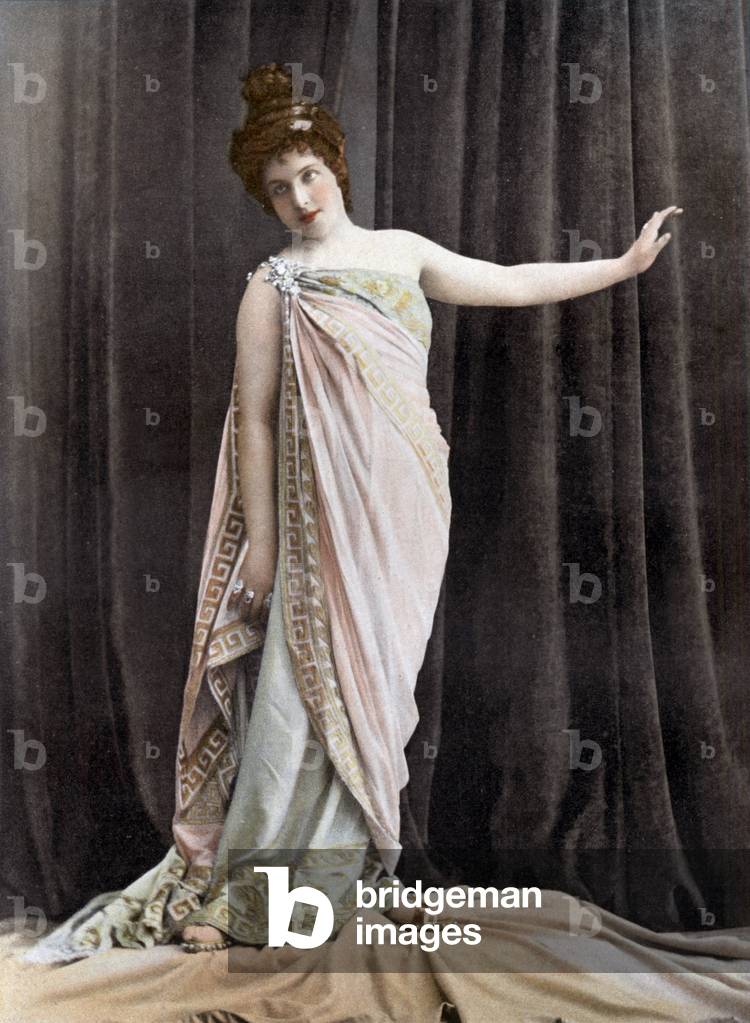 Opera singer Melle Emelen as Phryne in opera 
