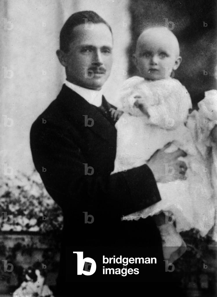 Charles Edward, Duke of Saxe-Coburg and Gotha with his son, 1910 (b/w photo)