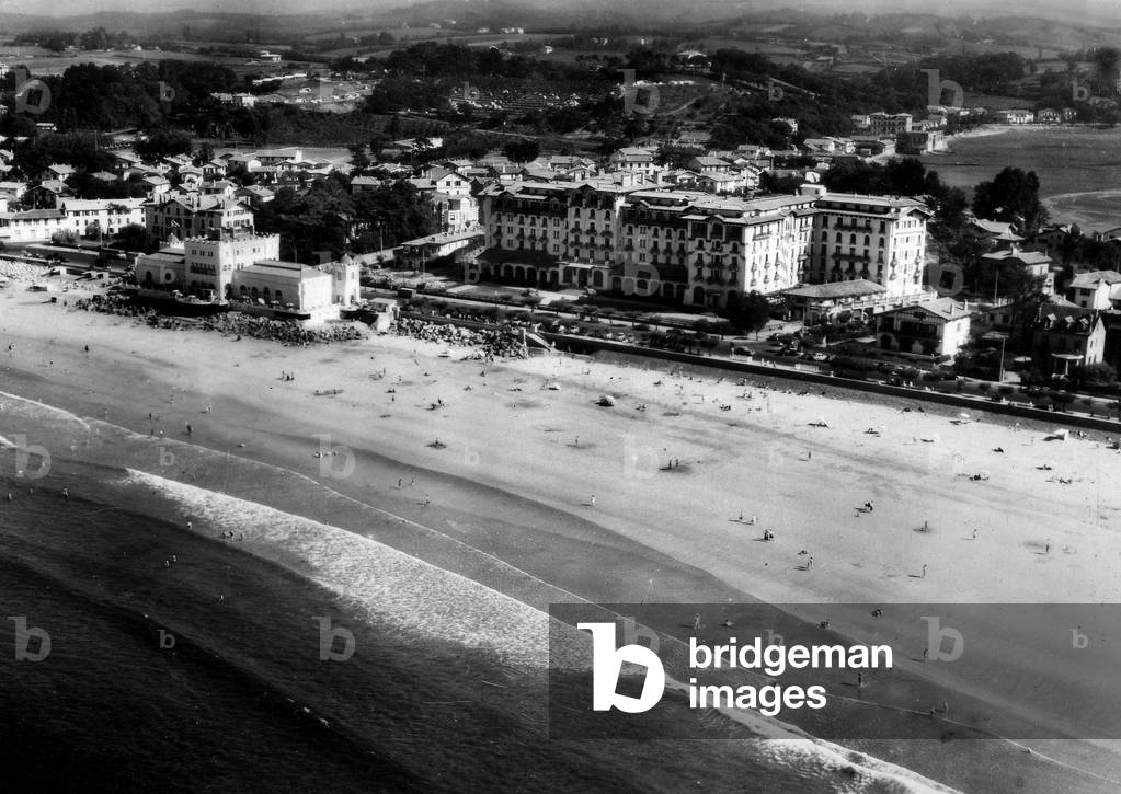 Hendaye, France: seaside: the beach, Eskualduna hotel, Postcard, 1957