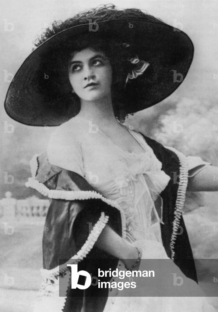 Maria Kuznetsova-Benois, c. 1900 (b/w photo)