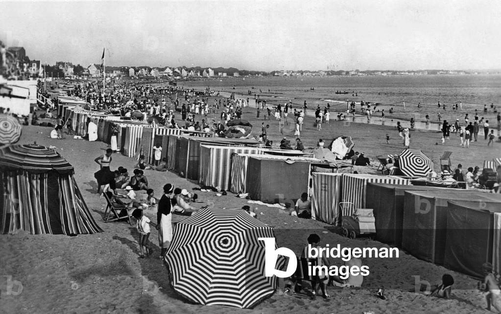 La Baule, France: the beach, Postcard, c. 1940