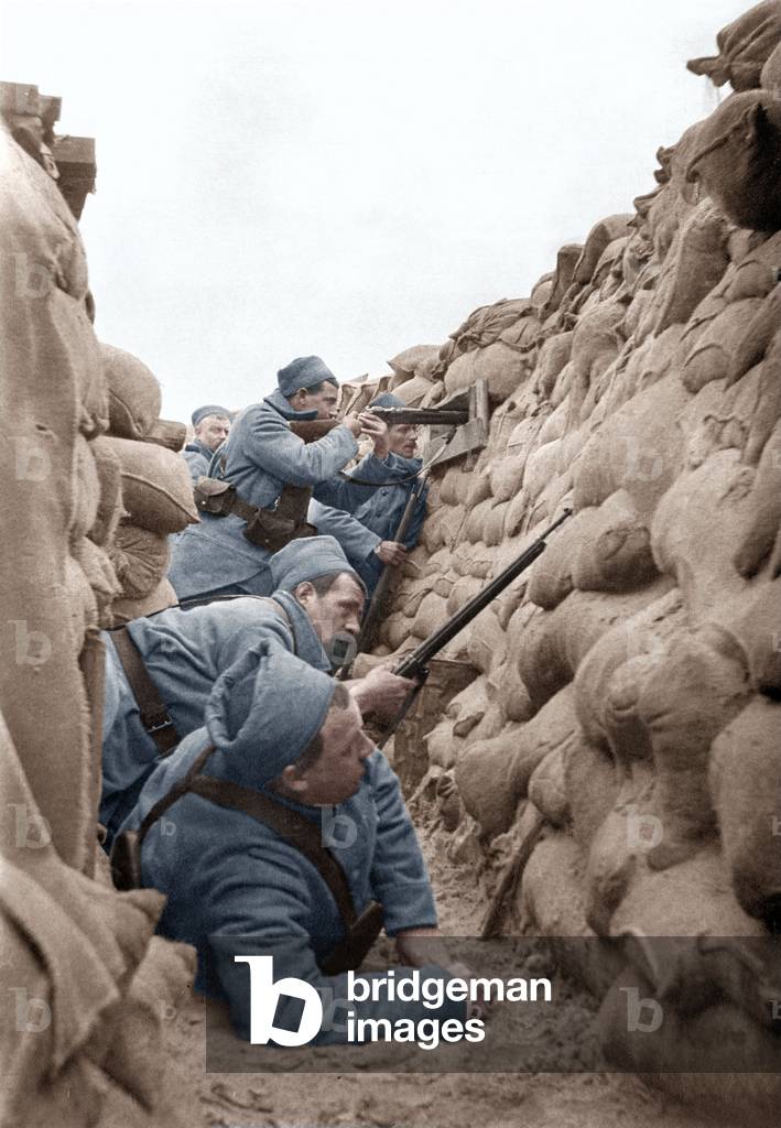 French soldiers in a trench during an attack, ww1 (photo)