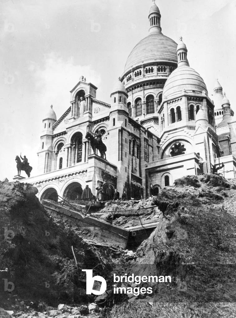 Allied bombings on Paris during the night april 20-21, 1944: view of a hole in near the Sacre Coeur, Montmartre