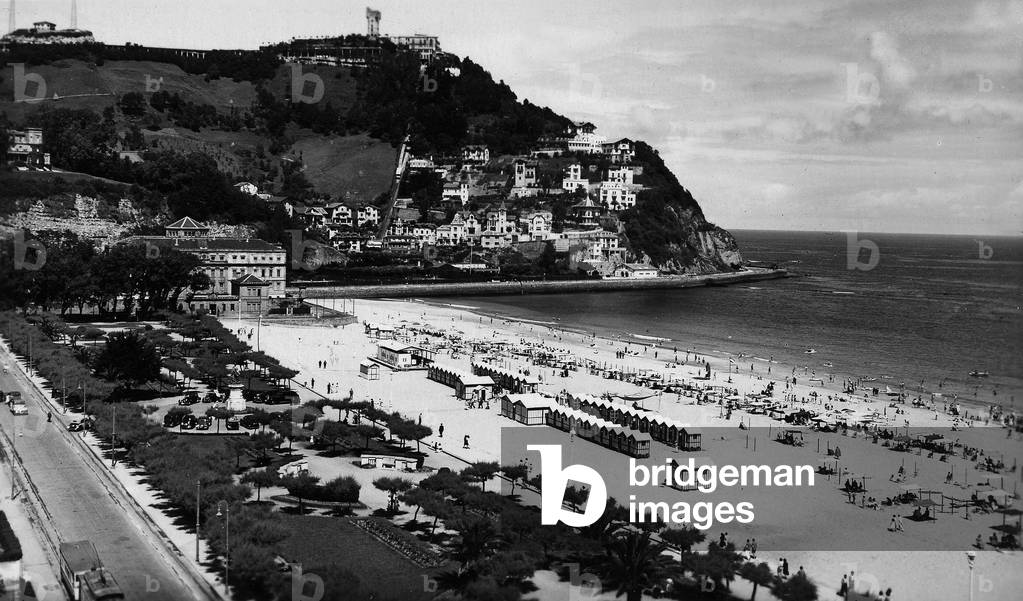 Saint Sebastien (San Sebastian, Spain): Ondarreta beach and Monte Igueldo, Postcard, c. 1949