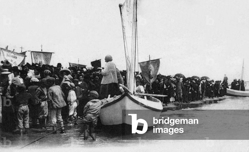 Saintes Maries de la Mer (Camargue, France): before blessing of the sea by preists in a small boat, Postcard, c. 1910
