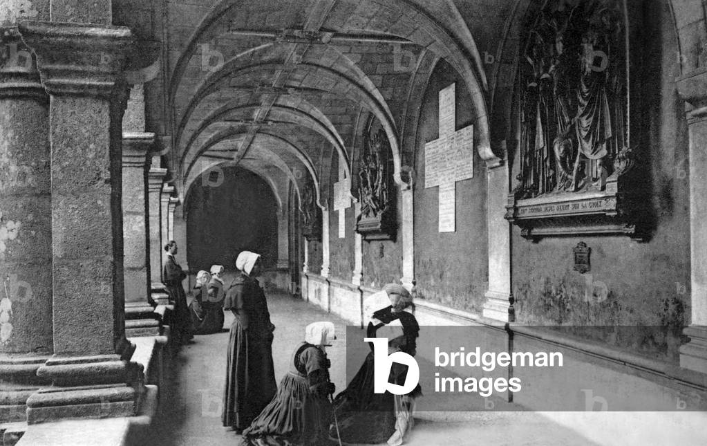 In Sainte Anne d'Auray in Brittany: the stations of the Cross of the cloister, Postcard, c. 1910