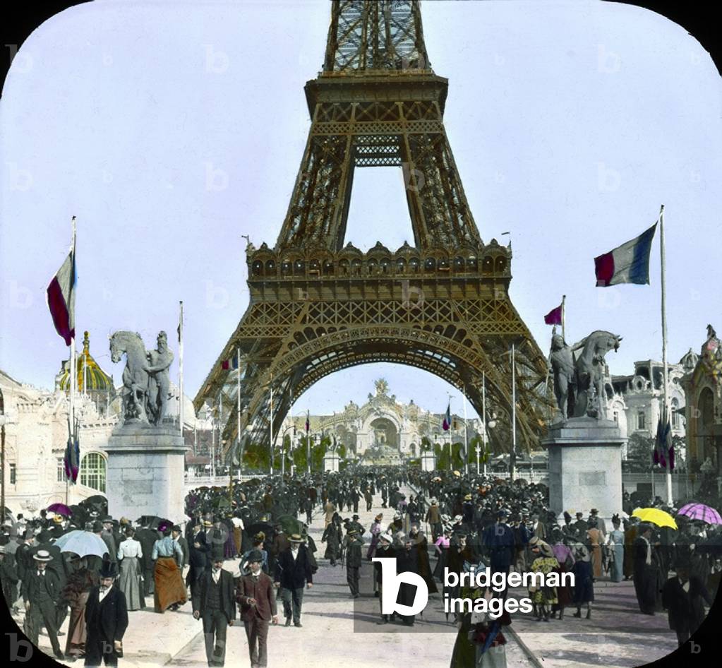 World fair in Paris, 1900: the crowd on Iena bridge to Eiffel Tower
