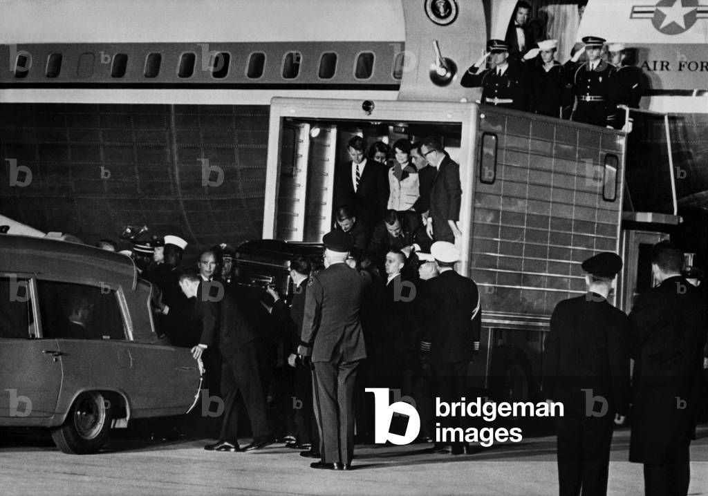 Arrival of the body of president John Kennedy in Washington airport (on board of Air Force One), in the ambulance behind the coffin are Jackie Kennedy and Robert Kennedy november 22, 1963