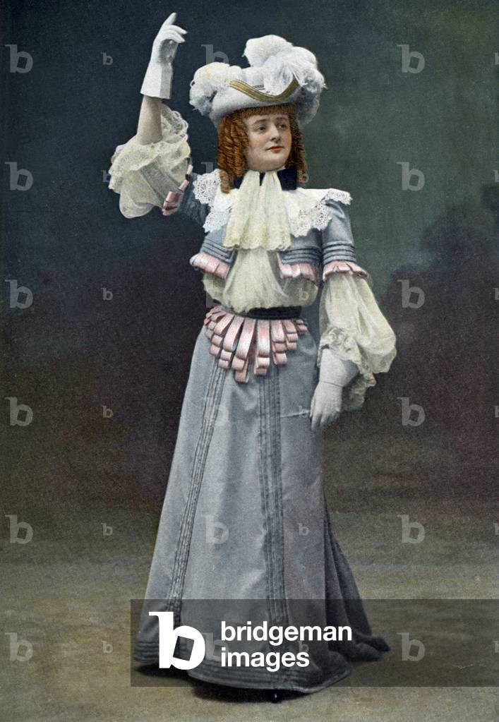 French comedian Leonie Yahne as Roxane in play 