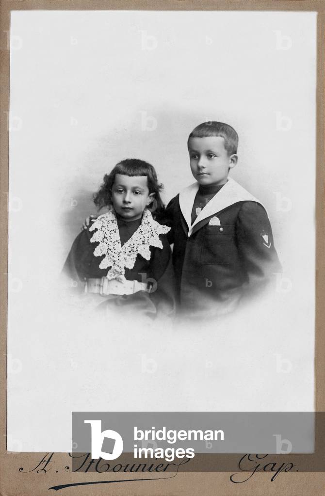 Two children, photo by Mounier in Gap (France) on august 5, 1899