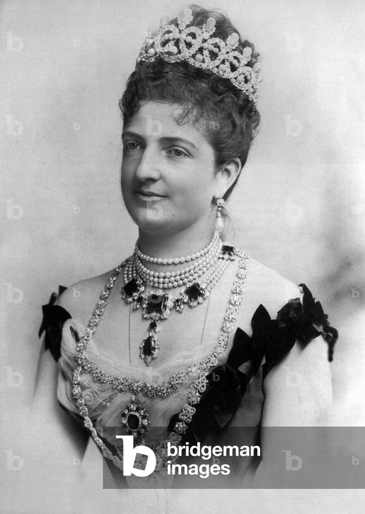 Princess Margherita of Savoy Genes (1851-1926) becomes Queen of Italy by marrying her first cousin Humbert1er of the house of Savoy in 1868 , she's got an emerald, diamonds and pearls necklace
