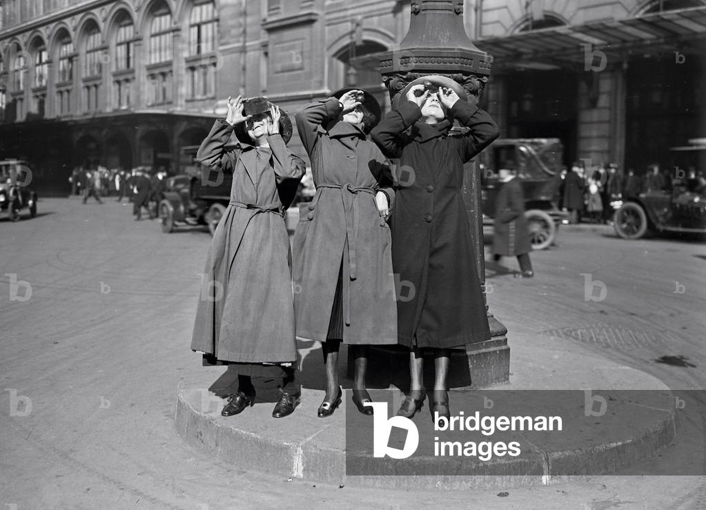 Women looking at a solar eclipse, Paris, 1921 (photo)