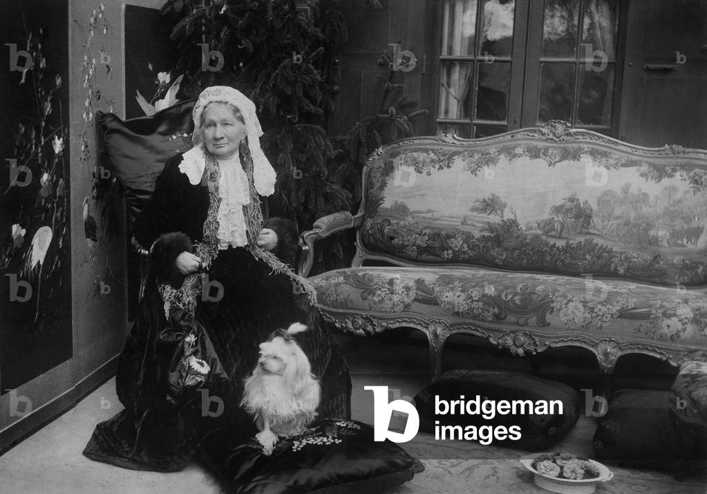 Old bourgeois woman at home with her dog, Compiegne c.1900 (photo)