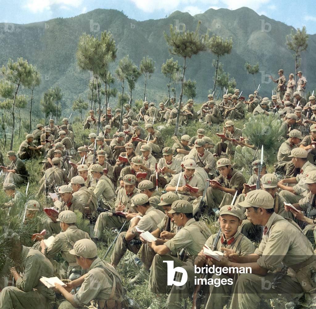 Soldiers of the Popular Army of Liberation reading the Little Red Book, 1966 (photo)